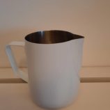 Tejhabosító/ Kiöntő fehér 590 ml