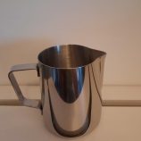 Tejhabosító/ Kiöntő inox  speciális kifolyós 590ml