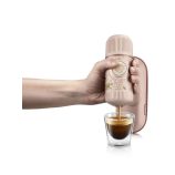 Wacaco Nanopresso Dark Souls hordozható kávéfőző őrölt kávéhoz, rózsaszín + kemény védőtok